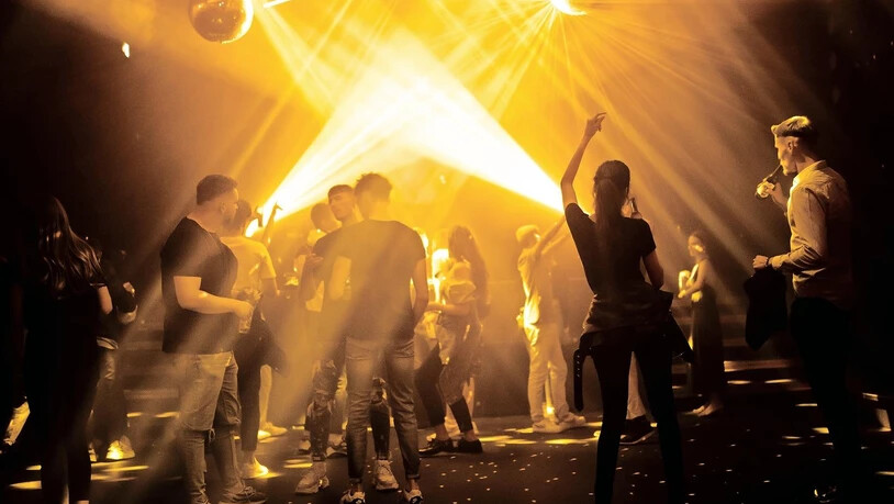 «Steh auf, Maske auf. Sitz ab, Maske ab»: In den Glarner Bars und Clubs darf nur noch mit Maske getanzt werden.