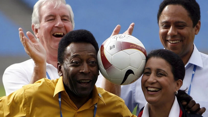 Pelé und Nawal El Moutawakel bei einem Fototermin 2009 für die Bewerbung Rio de Janeiros als Gastgeber der Olympischen Spiele 2016