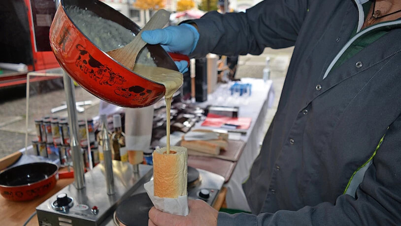 «Glaris schneugget»: Der Käsemarkt im Glarner Hauptort bringt Gross und Klein auf dem Geschmack. Bild: Martin Meier
