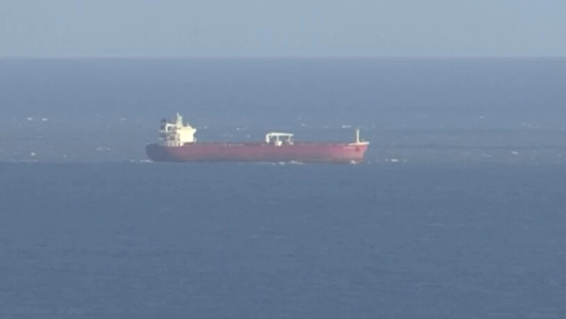 Das Standbild aus einen SKY-Video zeigt den Öltanker vor der britischen Isle of White. Foto: -/Sky News/AP/dpa