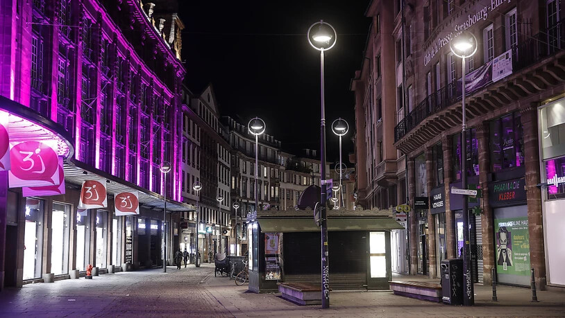 Eine nahezu menschenleere Straße in der Innenstadt von Straßburg. Foto: Jean-Francois Badias/AP/dpa