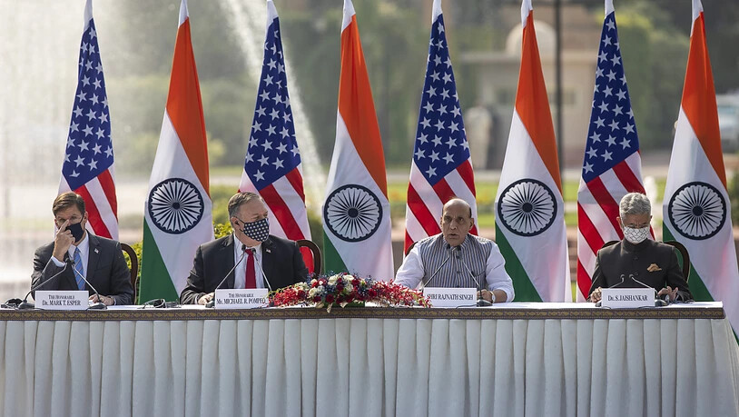 Mark Esper (l-r), Verteidigungsminister der USA, Mike Pompeo, Außenminister der USA, Rajnath Singh, Verteidigungsminister von Indien, und Subrahmanyam Jaishankar, Außenminister von Indien, nehmen an einer gemeinsamen Pressekonferenz im Hyderabad House…