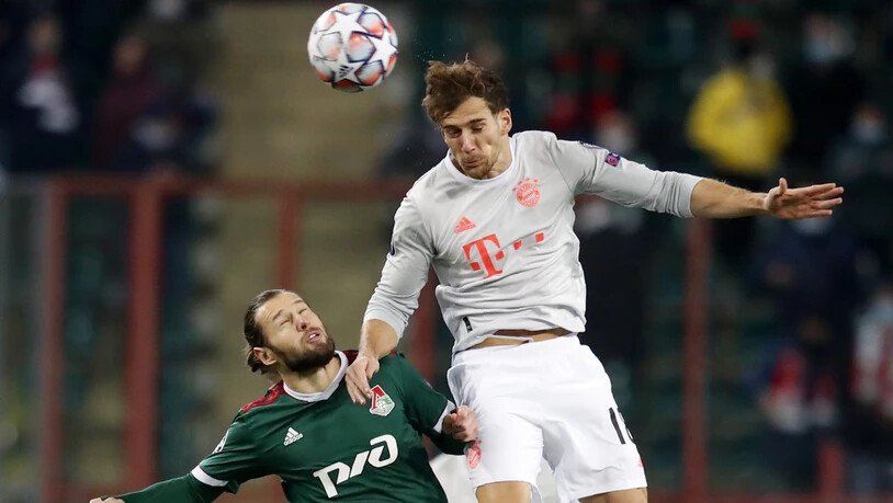 Bayern Münchens 1:0-Torschütze Leon Goretzka überflügelt Grzegorz Krychowiak von Lokomotive Moskau im Luftduell