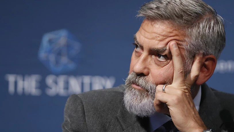 ARCHIV - George Clooney, Schauspieler und Aktivist aus den USA, spricht bei einer Pressekonferenz. Foto: Alastair Grant/AP/dpa