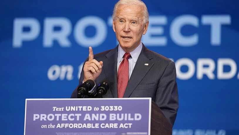 Joe Biden, demokratischer Präsidentschaftskandidat und ehemaliger US-Vizepräsident, nimmt im Queen-Theater an einer Online-Veranstaltung des öffentliches Gesundheitswesens teil. Foto: Andrew Harnik/AP/dpa