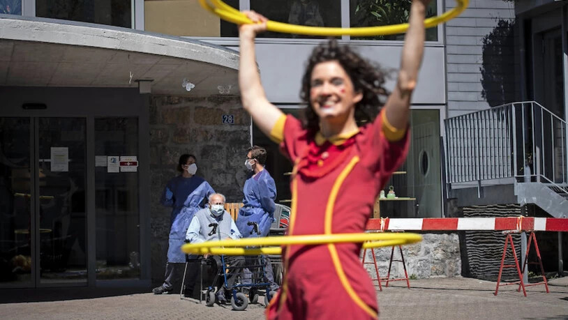 Besuch im Altersheim: Im Frühling unterhielt der Zirkus Mugg die isolierten Glarner Altersheimbewohner – künftig sollen Besuchsverbote über längere Zeit möglichst vermieden werden, fordert die SP. 