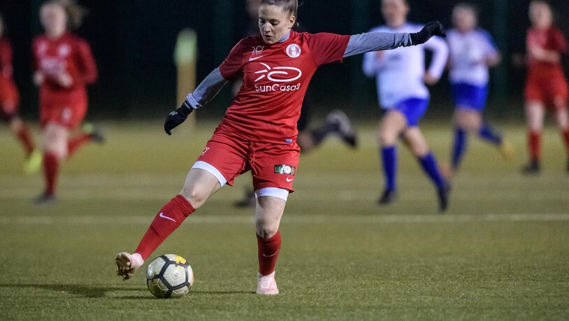 Ungleichbehandlung: Die NLB-Fussballerinnen des FC Rapperswil-Jona (im Bild Romana Trajkovska) dürfen nicht mehr weiterspielen, da die Meisterschaft bei den Frauen, anders als bei den Männern, nur in der höchsten Liga fortgesetzt wird.