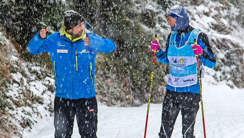 Anweisungen vom Trainer: Markus Walser bespricht mit einem seiner Athleten die Stocktechnik.