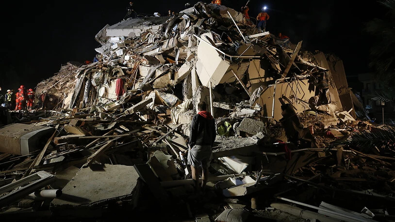 Das Erdbeben in der Ägäis brachte in der türkischen Stadt Izmir reihenweise Häuser zum Einsturz.