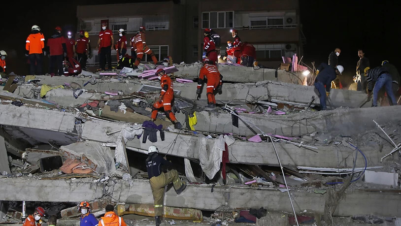 Ein starkes Erdbeben in der Ägäis hat in der Türkei und in Griechenland zahlreiche Tote und Verletzte gefordert. In Izmir gruben am Abend Rettungskräfte nach verschütteten Personen.