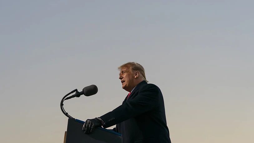 Donald Trump, Präsident der USA, spricht bei einer Wahlkampfkundgebung am internationalen Flughafen Rochester. Foto: Alex Brandon/AP/dpa
