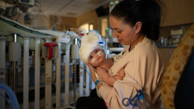 HANDOUT - In diesem vom UC Davis Children's Hospital zur Verfügung gestelltem Handout zeigt Mutter Liliya ihr Kind Micaela nach der Operation. Foto: -/UC Davis Children's Hospital /dpa