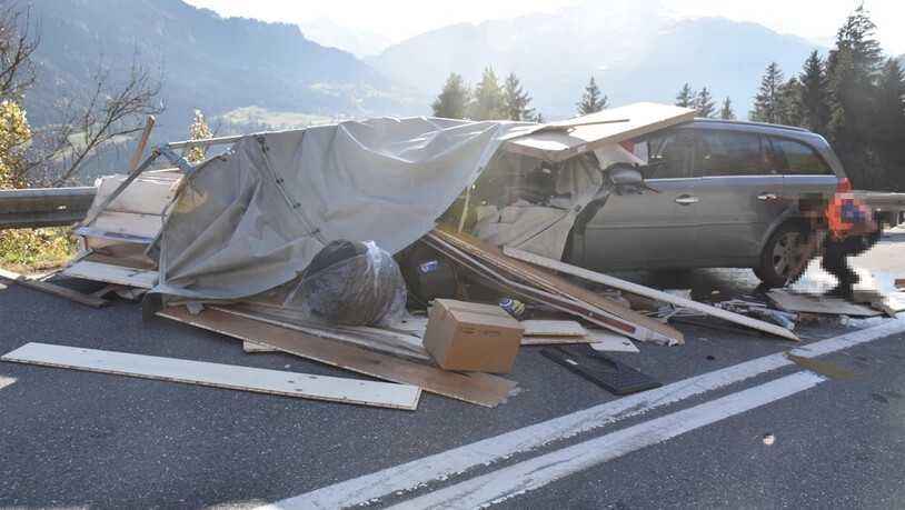 Der Anhänger war bei der Kollision mit Möbeln beladen.