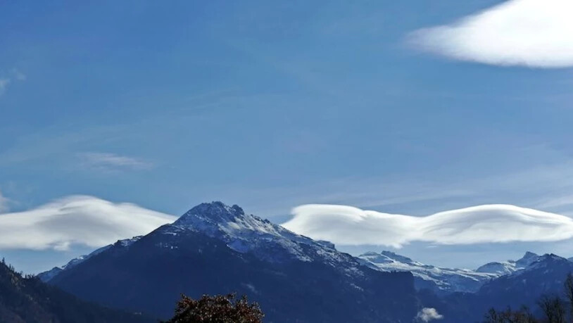 Ein Berg wird flügge: Der Gandstock zeigte sich für kurze Zeit mit wolkigen Flügeln – fünf Minuten später waren sie wieder verflattert, wie Swantje Kammerecker beobachtete. Selten war aber nur die Konstellation - Wolken gab es im Oktober genug zu sehen,