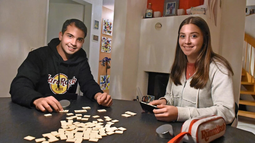 Der Spiele-Hit am Familientisch: Fabricio Fretes und Gastschwester Askja Glarner haben im Lockdown oft Rummikub zusammen gespielt. Bild Claudia Kock Marti