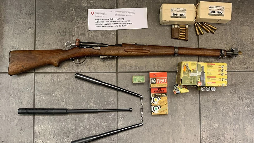 Einen Karabiner, Munition, einen Schlagstock sowie ein "Würgholz" fanden Zöllner im Auto von zwei Italienern im Bergell.