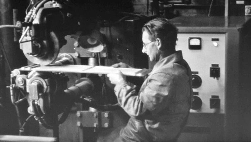 Produktion von langlebigen Therma-Kühklschränken in Schwanden um 1952.