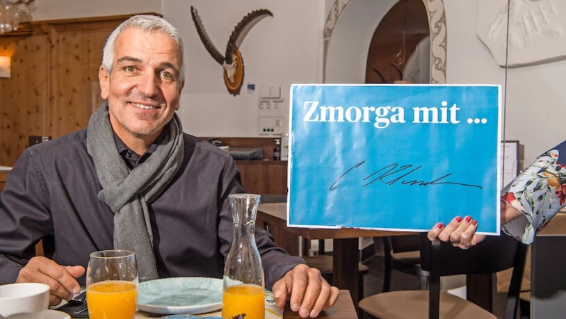 Christian Klucker hält beim Zmorga im «Schweizerhof» in Lenzerheide den Stimmungspegel hoch.