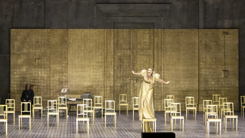 Das Zürcher Opernhaus will dem Publikum die Wartezeit versüssen: Ab dem 15. November werden Aufführungen wie die diesjährige Eröffnungspremiere "Boris Godunow" (Bild) online und im Fernsehen gezeigt.
