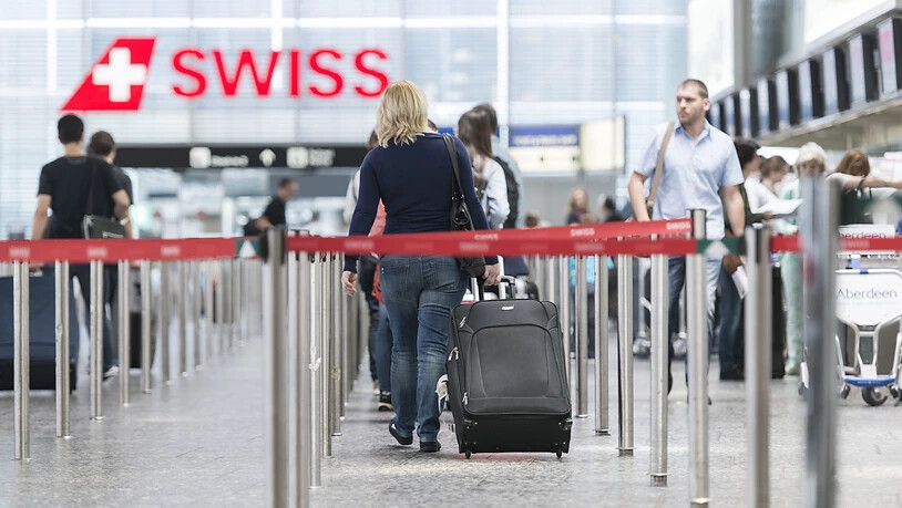 Die Passagierzahlen am Flughafen Zürich sind im Oktober im Zuge der zweiten Coronawelle weiter gesunken.(Symbolbild)