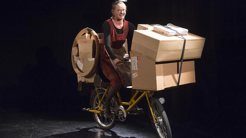 Justina Derungs zeigt in der Klibühni einen Ausschnitt des Figurentheaters «Celestina bei der Post».