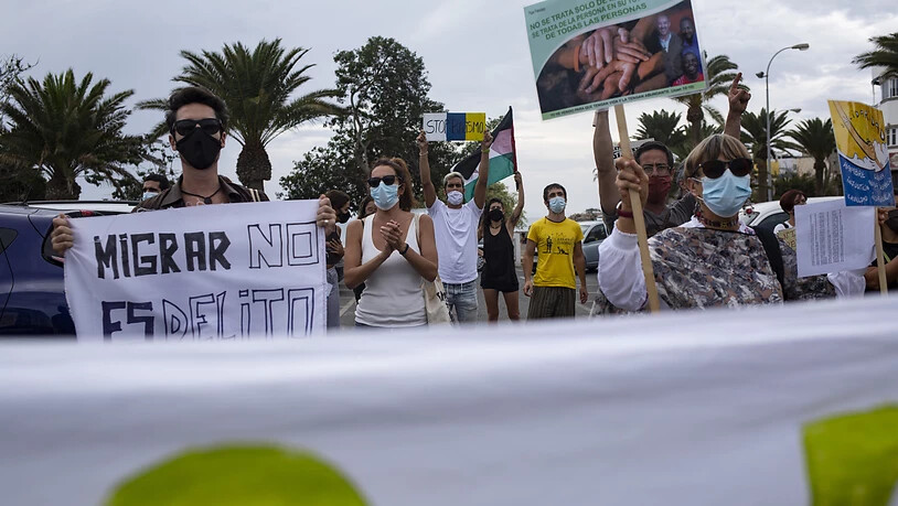 Auf Gran Canaria fand eine Demonstration für die Rechte von Migranten auf den Kanaren statt. Die Inselgruppe ist das Ziel vieler Flüchtlinge, die aus Afrika mit Holzboten dorthin übersetzen. Foto: Manuel Navarro/dpa