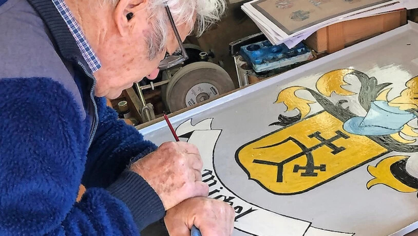 Mit feinem Pinsel: Alt Kaminfeger Ernst Fischli renoviert mit viel Hingabe das Michel-Wappen für das «alte Rathaus» in Netstal. Bilder Hans Speck