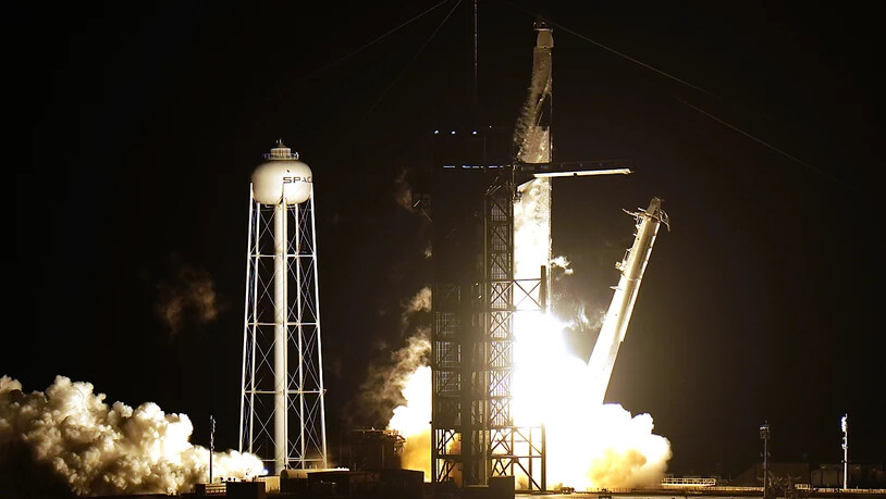 Eine SpaceX Falcon9-Rakete mit dem Raumschiff «Crew Dragon» hebt vom Kennedy Space Center im US-Bundesstaat Florida ab. Foto: Chris O'meara/AP/dpa