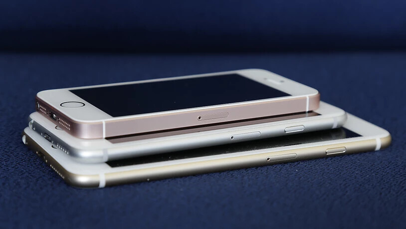 Im Streit um gedrosselte Batterien bei älteren iPhone-Modellen hat der Apple-Konzern weitere Geldbeträge zur Beilegung der Beschwerden zugesagt. (Symbolbild)