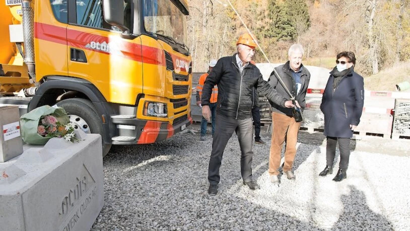 Es geht los: Verwaltungsratspräsident Hans Geisseler (links), Bürgerpräsident Hans Gasser und Gemeindepräsidentin Gerda Wissmeier legen symbolisch den Grundstein zum neuen Kieswerk in Haldenstein. Bild Philipp Baer