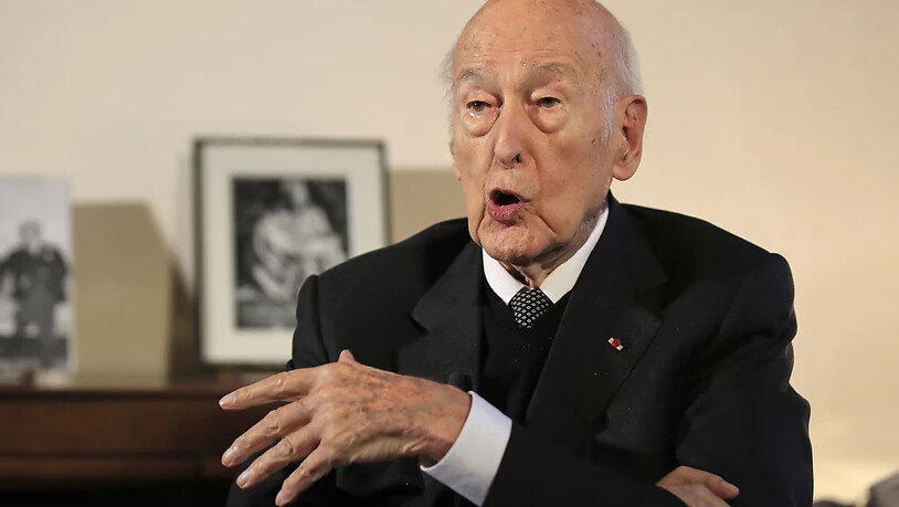 ARCHIV - Valéry Giscard d'Estaing, ehemaliger französische Staatspräsident, spricht während eines Interviews mit der Associated Press. Giscard d'Estaing hat nach einem fünftägigen Aufenthalt das Krankenhaus im westfranzösischen Tours wieder verlassen…