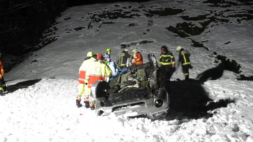 Ein 21-jähriger Autofahrer hat sich bei einem spektakulären Selbstunfall auf einer schneebedeckten Strasse in Muotathal SZ schwere Verletzungen zugezogen.