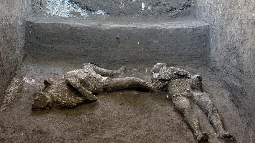 HANDOUT - Die Überreste von zwei Männern, die vermutlich vom Ausbruch des Vesuvs am 25. Oktober 79 nach Christus überrascht wurden, sind bei Grabungen im Bereich einer Vorstadtvilla in Civita Giulina, rund 700 Meter nordwestlich von Pompeji, entdeckt…