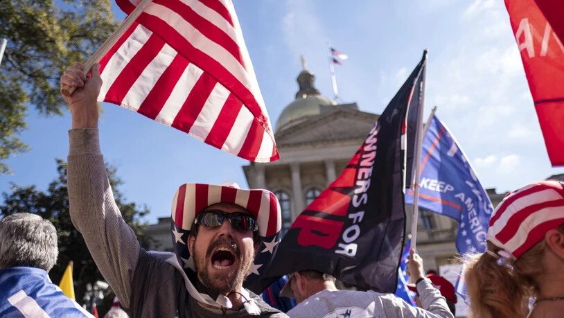 Unterstützer von US-Präsident Trump protestieren vor dem Kapitol in Atlanta, Georgia. Foto: Ben Gray/AP /dpa