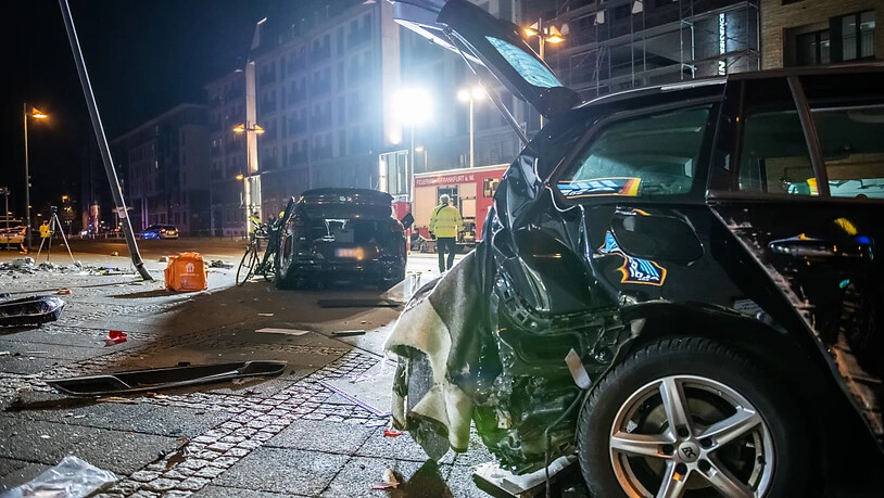 dpatopbilder - Zwei zerstörte PKW stehen nach dem Unfall im Frankfurter Ostend auf der Straße. Bei einer tödlichen Kollision hat ein SUV mehrere Menschen erfasst. Foto: Silas Stein/dpa - ACHTUNG: KFZ Kennzeichen wurde(n) aus rechtlichen Gründen gepixelt