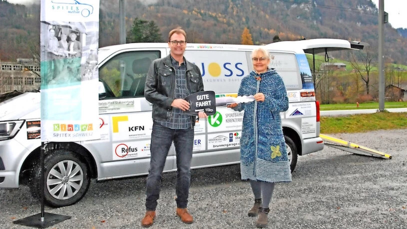 Der richtige Fahrzeugschlüssel ist kleiner: Daniel Deck von Spitex-Mobile überreicht Insieme-Präsidentin Gaby Ferndriger einen symbolischen Schlüssel zum neuen rollstuhlgängigen Familien-Bus.