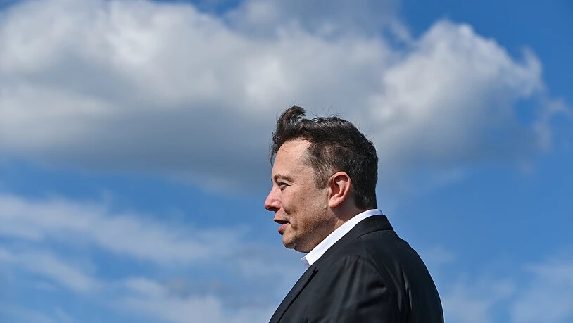ARCHIV - Elon Musk, Tesla-Chef, steht auf der Baustelle der Tesla Gigafactory. Der Höhenflug des US-Elektroautobauers Tesla an der Börse lässt das Vermögen von Firmenchef Elon Musk immer weiter steigen. Foto: Patrick Pleul/dpa-Zentralbild/dpa