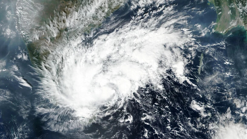 HANDOUT - Satellitenbild von Wirbelsturm «Nivar». Der Sturm trifft in Kürze an der südöstlichen Küste Indiens auf Land. Foto: Uncredited/NASA/AP/dpa - ACHTUNG: Nur zur redaktionellen Verwendung und nur mit vollständiger Nennung des vorstehenden Credits