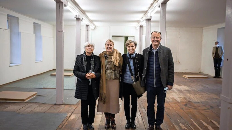 Freude herrscht: Die früheren Besitzerinnen Lydia und Tina Hauser (von links) sowie die heutigen, Esther und Dieter von Ziegler, zeigen sich begeistert von den Gewürzmühle-Plänen.