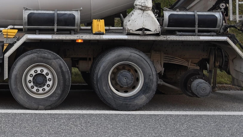 Zwei Räder der hinteren linken Achse fielen vom Lastwagen ab.