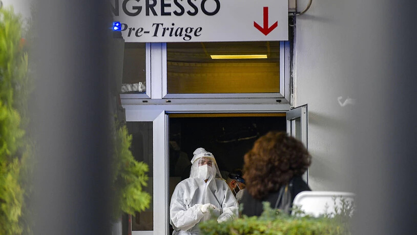 Medizinisches Personal in Schutzkleidung steht in der Notaufnahme des Cardarelli-Krankenhauses in Neapel an der Triage-Einteilung. Foto: Alessandro Pone/LaPresse/AP/dpa