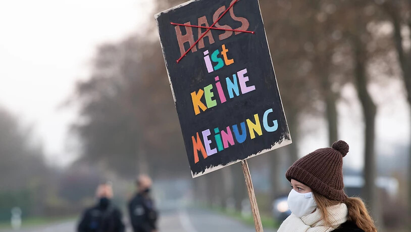 Eine Demonstrantin trägt ein Schild mit der Aufschrift "Hass ist keine Meinung" bei einer Demonstration gegen den Bundesparteitag der AfD am Wochenende im niederrheinischen Kalkar. Foto: Federico Gambarini/dpa
