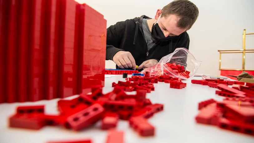 Helfer bauen die Legosteine für den Adventskranz am Churer Obertorkreisel zusammen. 