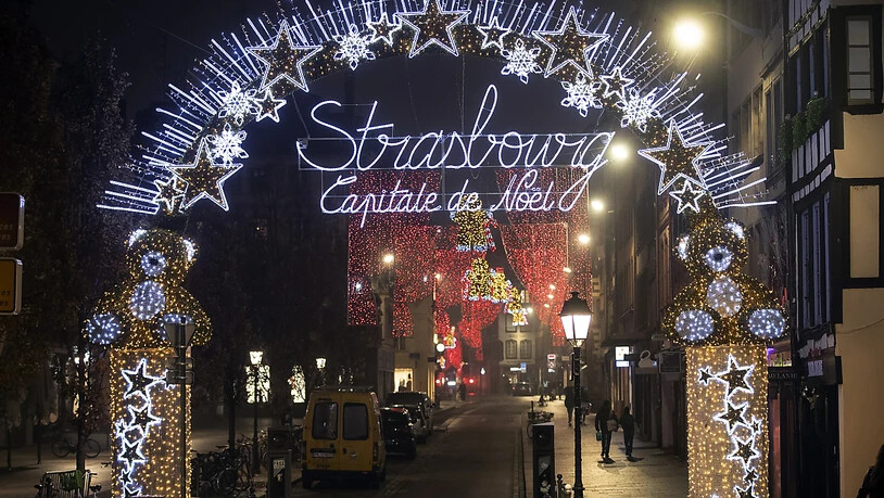 Weihnachtsbeleuchtung in Straßburg - einen Weihnachtsmarkt gibt es auch hier in diesem Jahr nicht. Foto: Jean-Francois Badias/AP/dpa