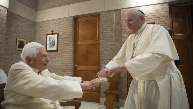 Papst Franziskus trifft den emeritierten Papst Benedikt XVI. Foto: Divisione Produzione Fotografica/Vatican Media/AP/dpa