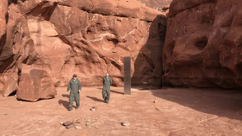 HANDOUT - In einer entlegenen Gegend des US-Bundesstaates Utah war am 23. November ein Metall-Monolith gefunden worden. Foto: Utah Department Of Public Safety/PA Media/dpa - ACHTUNG: Nur zur redaktionellen Verwendung im Zusammenhang mit der aktuellen…