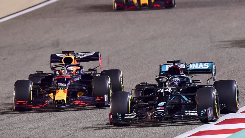 So nah wie hier nach dem Start kam Max Verstappen im Red Bull (links) Lewis Hamilton im Mercedes nicht mehr