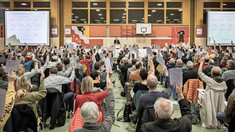 Die Geschäfte der Gemeindeversammlung Glarus mobilisieren etwa 450 Stimmbürgerinnen und Stimmbürger.