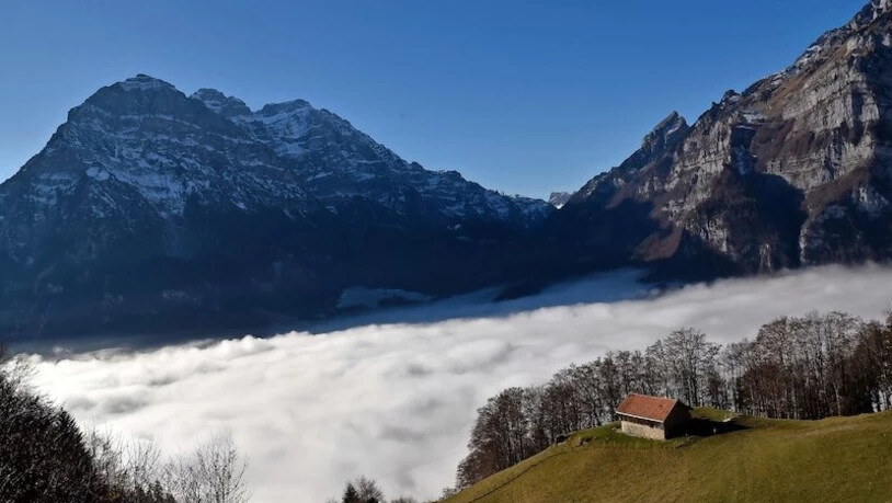 In den letzten Tagen dominierte auch im Glarnerland der Nebel das Wetter im Tal. Schnee in grösseren Mengen ist auch im meteorologischen Winter noch nicht in Sicht.