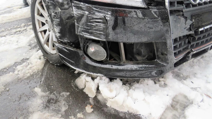 Eine Autofahrerin war in Mollis mit Sommerpneus unterwegs und verunfallte.